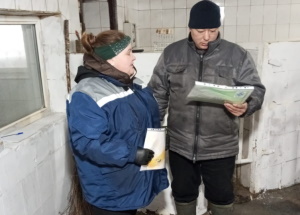 ХАЛЫҚҚА БРОШЮРАЛАРДЫ ТАРАТУ